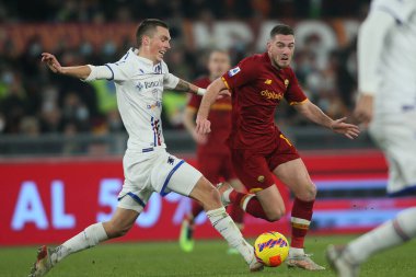 ROME, İtalya - 22.12.2021: ASKILDSEN (SAMP), JORDAN VERETOut (AS ROMA) İtalyan Serisi sırasında Roma 'daki Olimpiyat stadyumunda AS ROMA - UC SAMPDORIA arasında oynanan futbol maçı
