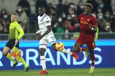 ROME, İtalya - 22.12.2021: COLLEY (SAMP), TAMMY ABRAHAM (AS ROMA) İtalyan Serisi sırasında Roma 'daki Olimpiyat stadyumunda AS ROMA - UC SAMPDORIA arasında oynanan futbol maçı
