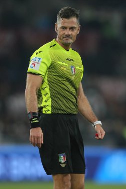 ROME, İtalya - 22.12.2021: REFEREE GIACOMELLI İtalyan Serisi sırasında Roma 'daki Olimpiyat stadyumunda AS ROMA - UC SAMPDORIA arasında oynanan futbol maçı