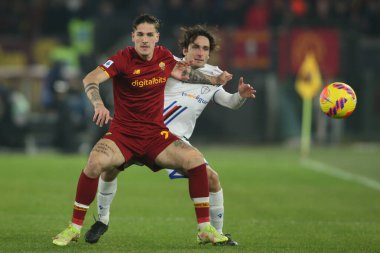 ROME, İtalya - 22.12.2021: NICOLO ZANIOLO (AS ROMA) AUGELLO (SAMP) İtalyan Serisi sırasında Roma 'daki Olimpiyat stadyumunda AS ROMA-UC SAMPDORIA arasındaki futbol karşılaşması