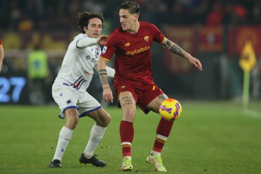 ROME, İtalya - 22.12.2021: NICOLO ZANIOLO (AS ROMA) AUGELLO (SAMP) İtalyan Serisi sırasında Roma 'daki Olimpiyat stadyumunda AS ROMA-UC SAMPDORIA arasındaki futbol karşılaşması