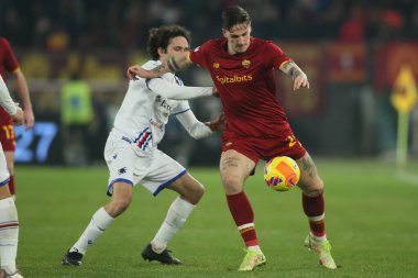 ROME, İtalya - 22.12.2021: NICOLO ZANIOLO (AS ROMA) AUGELLO (SAMP) İtalyan Serisi sırasında Roma 'daki Olimpiyat stadyumunda AS ROMA-UC SAMPDORIA arasındaki futbol karşılaşması
