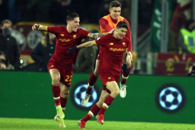 ROME, İtalya - 22.12.2021: ELDOR SHOMURODOV (as ROMA), Roma 'daki Olimpiyat Stadyumu' nda ROMA - UC SAMPDORIA arasındaki bir futbol karşılaşması sırasında gol ve kutlamaları kaydetti.