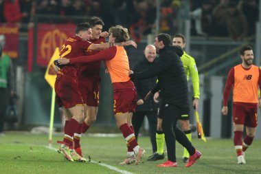 ROME, İtalya - 22.12.2021: ELDOR SHOMURODOV (as ROMA), Roma 'daki Olimpiyat Stadyumu' nda ROMA - UC SAMPDORIA arasındaki bir futbol karşılaşması sırasında gol ve kutlamaları kaydetti.