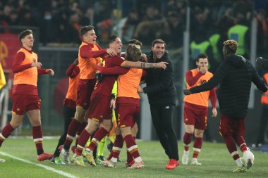 ROME, İtalya - 22.12.2021: ELDOR SHOMURODOV (as ROMA), Roma 'daki Olimpiyat Stadyumu' nda ROMA - UC SAMPDORIA arasındaki bir futbol karşılaşması sırasında gol ve kutlamaları kaydetti.