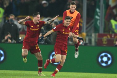 ROME, İtalya - 22.12.2021: ELDOR SHOMURODOV (as ROMA), Roma 'daki Olimpiyat Stadyumu' nda ROMA - UC SAMPDORIA arasındaki bir futbol karşılaşması sırasında gol ve kutlamaları kaydetti.