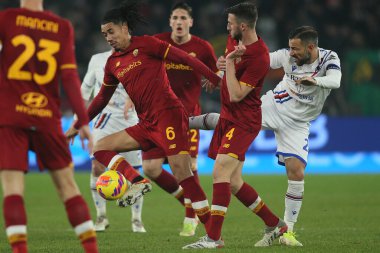 ROME, İtalya - 22.12.2021: CRIS SMALLING (AS ROMA), QUGLIARELLA (SAMP) İtalyan Serisi sırasında Roma 'daki Olimpiyat stadyumunda AS ROMA - UC SAMPDORIA