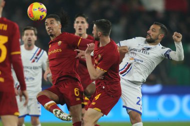 ROME, İtalya - 22.12.2021: CRIS SMALLING (AS ROMA), QUGLIARELLA (SAMP) İtalyan Serisi sırasında Roma 'daki Olimpiyat stadyumunda AS ROMA - UC SAMPDORIA