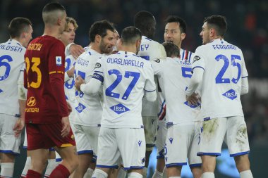 ROME, İtalya - 22.12.2021: GABBIADINI (SAMP) İtalyan Serisi sırasında gol ve CELBRES 'i yakaladı Roma' daki Olimpiyat stadyumunda ROMA - UC SMPDORIA arasındaki futbol maçı