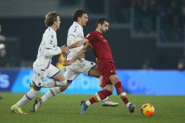 ROME, İtalya - 22.12.2021: GABBIADINI (SAMP), MKHITARYAN (AS ROMA) İtalyan Serisi sırasında Roma 'daki Olimpiyat stadyumunda AS ROMA - UC SAMPDORIA arasındaki futbol karşılaşması