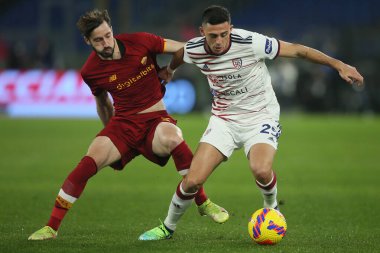 ROME, İtalya - 06.01.2022: MATIAS VINA (AS ROMA), ZAPPA (CAGLIARI) İtalyan Serisi sırasında SS AS ROMA CAGLIARI ile Roma 'daki Olimpiyat stadyumunda oynanan bir futbol maçı sırasında