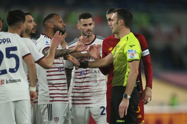 ROME, İtalya - 06.01.2022: JOAO PEDRO (CAGLIARI) İtalyan Serisi sırasında REFEREE MAGGIO ile PROTEST Roma 'daki Olimpiyat stadyumunda SS AS ROMA - CAGLIARI
