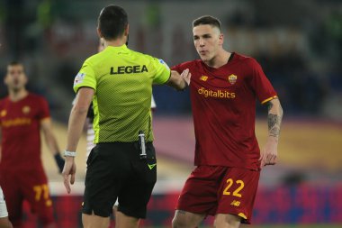 ROME, İtalya - 06.01.2022: NICOLO ZANIOLO (AS ROMA) İtalyan Serisi sırasında REFEREE MAGGIO PROTEST SS ROMA - CAGLIARI arasında Roma Olimpiyat Stadyumu 'nda oynanan bir futbol maçı