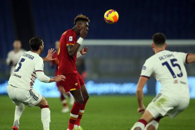 ROME, İtalya - 06.01.2022: GOLDANIGA, TAMmy ABRAHAM (AS ROMA) İtalyan Serisi sırasında SS ROMA CAGLIARI ile Roma Olimpiyat Stadyumu 'nda oynanan futbol maçı