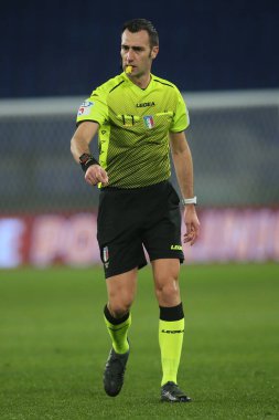 ROME, İtalya - 06.01.2022: İtalyan Serisi sırasında REFEREE MAGGIO, Roma 'daki Olimpiyat stadyumunda SS AS ROMA - CAGLIARI arasında oynanan bir futbol maçı