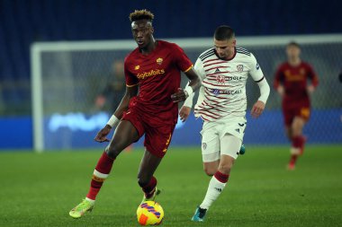 ROME, İtalya - 06.01.2022: TAMMY ABRAHAM (AS ROMA), MARIN (CAGLIARI) İtalyan Serisi sırasında SS AS ROMA CAGLIARI ile Roma Olimpiyat Stadyumu 'nda oynanan futbol maçı