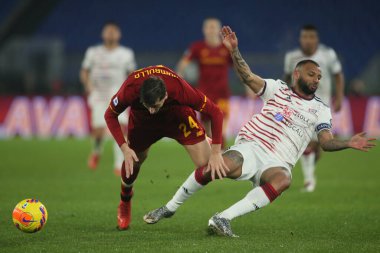 ROME, İtalya - 06.01.2022: KAMBULLA (AS ROMA), JOAO PEDRO (CAGLIARI) İtalyan Serisi sırasında SS AS ROMA CAGLIARI ile Roma 'daki Olimpiyat stadyumunda oynanan bir futbol maçı sırasında