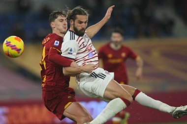 ROME, İtalya - 06.01.2022: KAMBULLA (AS ROMA), PAVOLETTI (CAGLIARI) İtalyan Serisi sırasında SS AS ROMA CAGLIARI ile Roma 'daki Olimpiyat stadyumunda oynanan bir futbol maçı sırasında