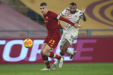 ROME, İtalya - 06.01.2022: GIANLUCA MANCINI (AS ROMA), JOAO PEDRO (CAGLIARI) İtalyan Serisi sırasında SS AS ROMA CAGLIARI ile Roma 'daki Olimpiyat stadyumunda oynanan bir futbol maçı sırasında