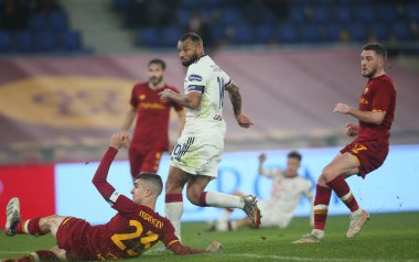 ROME, İtalya - 06.01.2022: GIANLUCA MANCINI (AS ROMA), JOAO PEDRO (CAGLIARI) İtalyan Serisi sırasında SS AS ROMA CAGLIARI ile Roma 'daki Olimpiyat stadyumunda oynanan bir futbol maçı sırasında
