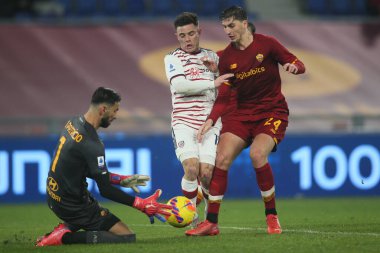 ROME, İtalya - 06.01.2022: NANDEZ (CAGLIARI), KAMBULLA (AS ROMA) İtalyan Serisi sırasında SS AS ROMA CAGLIARI ile Roma 'daki Olimpiyat Stadyumu' nda oynanan futbol maçı