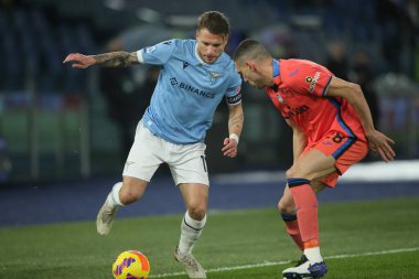 ROME, İtalya - 22.01.2022: CIRO IMMOBILE (LAZIO), MERITH DEMIRAL (ATA) İtalyan Serisi sırasında eylem halindeydi.