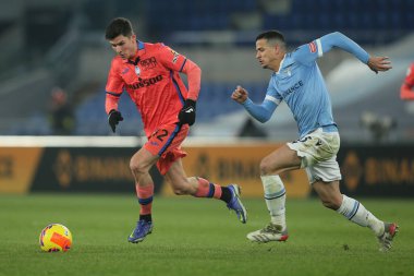 ROME, İtalya - 22.01.2022: PESSINA (ATA), LUIZ FELIPE (LAZIO) İtalyan Serisi A futbol karşılaşmasında SS LAZIO ATALANTA 'ya karşı Roma Olimpiyat Stadyumu' nda oynanan karşılaşma