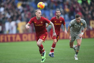ROME, İtalya - 05.02.2022: RICK KARSDORP (AS ROMA), VANHEUSDEN (GEN) İtalyan Serisi sırasında Roma 'daki Olimpiyat stadyumunda AS ROMA GENOA FC' a karşı