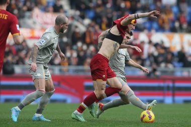 ROME, İtalya - 05.02.2022: NICOLO ZANIOLO (AS ROMA), J.VASQUEZ (GEN) İtalyan Serisi sırasında Roma 'daki Olimpiyat stadyumunda AS ROMA - GENOA FC