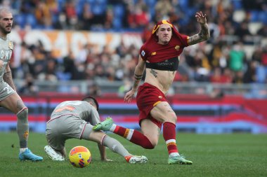 ROME, İtalya - 05.02.2022: NICOLO ZANIOLO (AS ROMA), J.VASQUEZ (GEN) İtalyan Serisi sırasında Roma 'daki Olimpiyat stadyumunda AS ROMA - GENOA FC