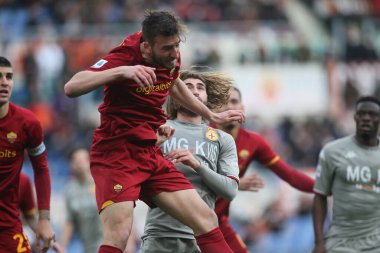 ROME, İtalya - 05.02.2022: BRYAN CRISTANTE (AS ROMA), PORTANOVA (GEN) İtalyan Serisi sırasında Roma 'daki Olimpiyat stadyumunda AS ROMA GENOA FC' a karşı