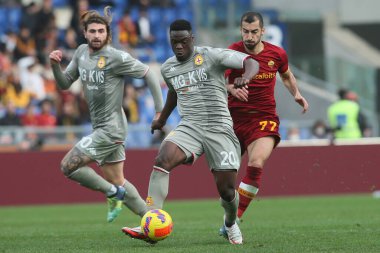 ROME, İtalya - 05.02.2022: EKUMAN (GEN), MKHITARYAN (AS ROMA) İtalyan Serisi sırasında Roma 'daki Olimpiyat stadyumunda AS ROMA - GENOA FC