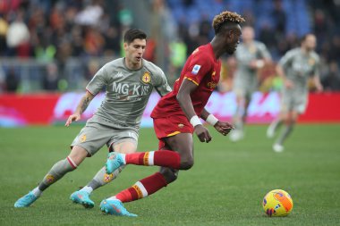 ROME, İtalya - 05.02.2022: MELEYİ (GEN), TAMMY ABRAHAM (AS ROMA) İtalyan Serisi sırasında Roma 'daki Olimpiyat stadyumunda AS ROMA GENOA FC arasındaki bir futbol maçı sırasında