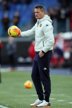 ROME, İtalya - 05.02.2022: BLESSIN (GENOA Koç) İtalyan Serisi sırasında Roma 'daki Olimpiyat stadyumunda AS ROMA - GENOA FC arasında oynanan futbol maçı