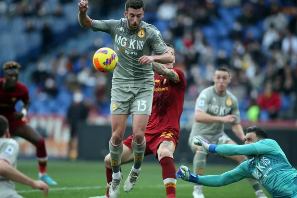ROME, İtalya - 05.02.2022: BANI (GEN), SIRIGU (GEN) İtalyan Serisi sırasında Roma Olimpiyat Stadyumu 'nda AS ROMA - GENOA FC arasında oynanan futbol maçı