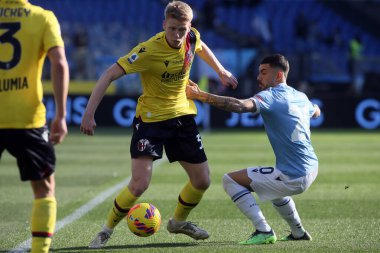 ROME, İtalya - 12.02.2022: SCHOUTEN (BOL), ZACCAGNI (LAZ) İtalyan Serisi A futbol karşılaşmasında SS LAZIO ile BOLOGNA arasında Roma Olimpiyat Stadyumu 'nda oynanan karşılaşma