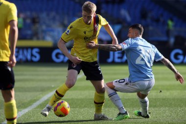 ROME, İtalya - 12.02.2022: SCHOUTEN (BOL), ZACCAGNI (LAZ) İtalyan Serisi A futbol karşılaşmasında SS LAZIO ile BOLOGNA arasında Roma Olimpiyat Stadyumu 'nda oynanan karşılaşma