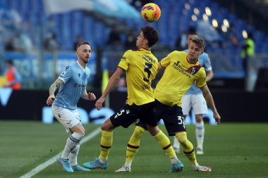 ROME, İtalya - 12.02.2022: MANUEL LAZZZARI (LAZIO), HICKEY (BOL) İtalyan Serisi sırasında eylem halindeydi.