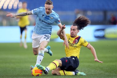 ROME, İtalya - 12.02.2022: MANUEL LAZZZARI (LAZIO), Theo (BOL) İtalyan Serisi sırasında SS LAZIO BOLOGNA 'ya karşı Roma Olimpiyat Stadyumu' nda oynanan maç