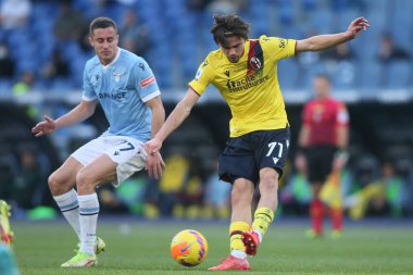 ROME, İtalya - 12.02.2022: A.MARUSIC (LAZIO), KASIUS (BOL) İtalyan Serisi A futbol karşılaşmasında SS LAZIO 'ya karşı Roma Olimpiyat Stadyumu' nda BOLOGNA