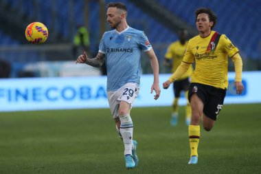 ROME, İtalya - 12.02.2022: MANUEL LAZZZARI (LAZIO), VIGNATO (BOL) İtalyan Serisi sırasında SS LAZIO ile Roma 'daki Olimpiyat Stadyumu' nda oynanan BOLOGNA maçında
