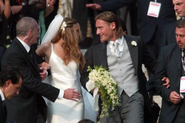 ROME, İtalya - 19.05.2005: Francesco Totti ve Ilary Blasi 'nin arşiv fotoğrafı 2005 yılında Ara coeli' deki Santa Maria Bazilikası 'nda Roma' da. 17 yıl sonra evlilikleri krizde ve ayrılık söylentileri 21 Şubat 2021 'de yayıldı..