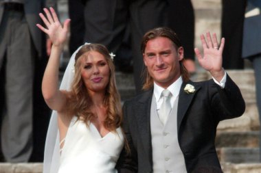 ROME, İtalya - 19.05.2005: Francesco Totti ve Ilary Blasi 'nin arşiv fotoğrafı 2005 yılında Ara coeli' deki Santa Maria Bazilikası 'nda Roma' da. 17 yıl sonra evlilikleri krizde ve ayrılık söylentileri 21 Şubat 2021 'de yayıldı..