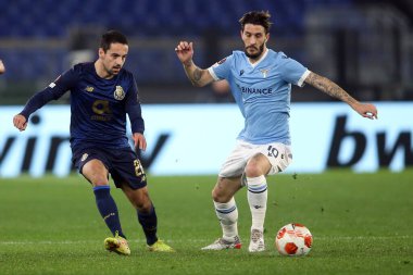 Roma, İtalya - 24.02.2022: BRUNO COSTA (PORTO), LUIS ALBERTO (LAZIO) UEFA Avrupa Ligi 'nin UEFA Avrupa Ligi Round-Offs Round-Leg One futbol karşılaşmasında SS Lazio ile Porto arasında Roma Olimpiyat Stadyumu' nda oynanan karşılaşmada