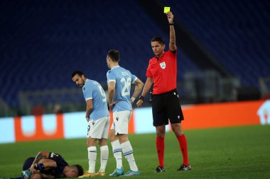 Roma, İtalya - 24.02.2022: Roma 'daki Olimpiyat Stadyumu' nda SS Lazio ile Porto arasında oynanan UEFA Avrupa Ligi 'nin Knockout Round-Offs-Leg One futbol karşılaşması sırasında S.RADU (LAZIO) için YELLOW Kart