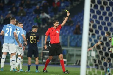 Roma, İtalya - 24.02.2022: REFEREE Deniz Aytekin EXIT YELLOW Kart for MEHDI TAREMI (PORTO) UEFA Avrupa Ligi Knockout Round-Offs Round-Leg One futbol karşılaşması sırasında SS Lazio ile Porto arasında Roma Olimpiyat Stadyumu 'nda oynanan