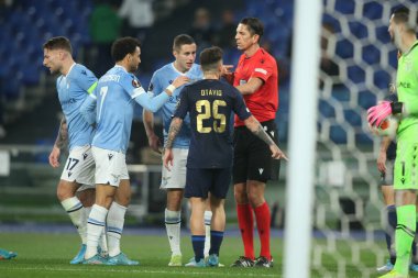 Roma, İtalya - 24.02.2022: OTAVIO (PORTO) REFEREE Deniz Aytekin ile UEFA Avrupa Ligi 'nde oynanan UEFA Avrupa Ligi Round Play-off-Leg Bir futbol karşılaşmasında SS Lazio ve Porto arasında Roma Olimpiyat Stadyumu' nda oynanan karşılaşma