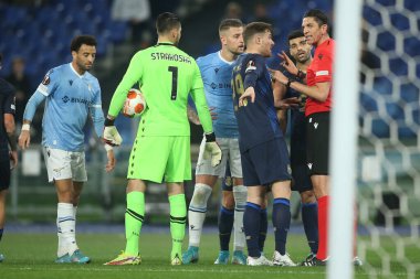 Roma, İtalya - 24.02.2022: TONI MARTINEZ (PORTO) REFEREE Deniz Aytekin ile UEFA Avrupa Ligi Nakavt Turu Round-Offs-Leg One futbol karşılaşmasında SS Lazio ile Porto arasında Roma Olimpiyat Stadyumu 'nda oynanan karşılaşma