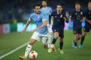 Roma, İtalya - 24.02.2022: PEDRO (LAZIO), UEFA Avrupa Ligi 'nde oynanan ve SS Lazio ile Porto arasında oynanan bir futbol karşılaşması sırasında Roma Olimpiyat Stadyumu' nda faaliyet gösterdi.