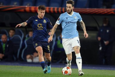 Roma, İtalya - 24.02.2022: OTAVIO (PORTO), LUIS ALBERTO (LAZIO), UEFA Avrupa Ligi 'nde oynanan UEFA Avrupa Ligi Round-Offs-Leg One futbol karşılaşmasında SS Lazio ile Porto arasında Roma Olimpiyat Stadyumu' nda oynanan karşılaşma.